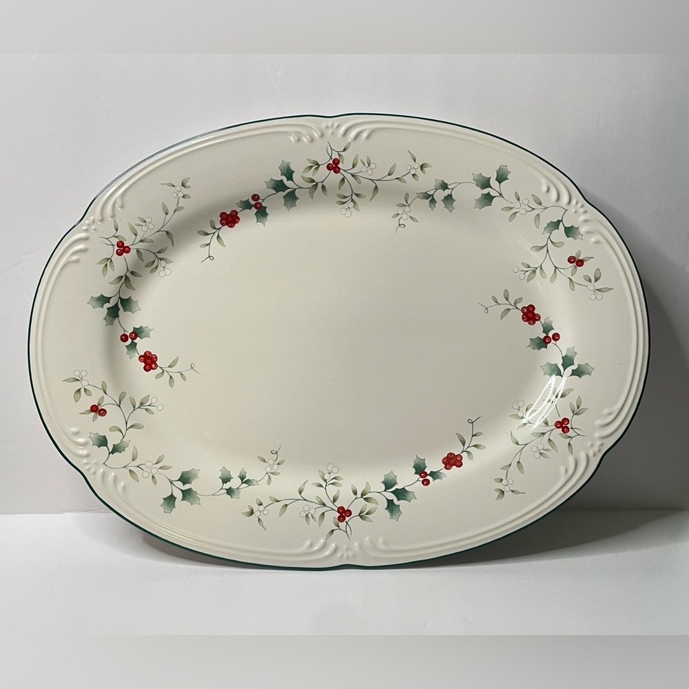 Elegant PFALTZGRAFF WINTERBERRY Oval Platter